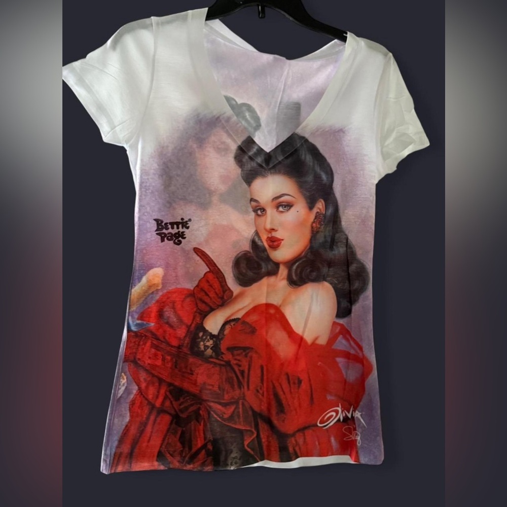 Vintage-Inspired White and Red Graphic Tee